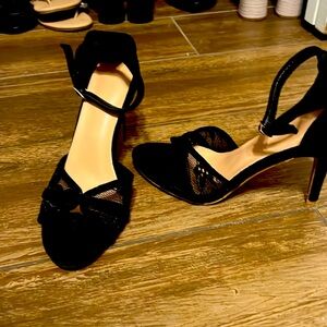 Black size 10 woman’s heels. Never worn still brand new no tags.